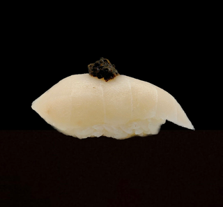 Nigiri de pez mantequilla con trufa