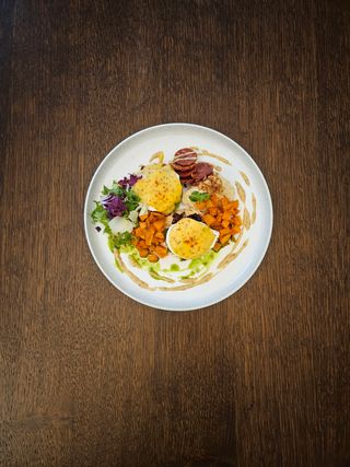 Oua posate cu cartofi dulci si humus