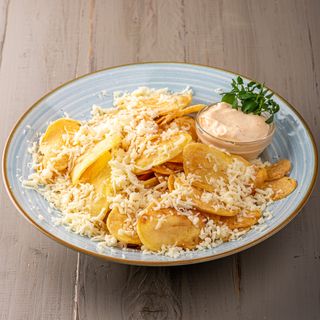 Chipsuri de casa cu mozzarella rasa si sosul casei