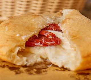 Panzerotto con Stracciatella e Pomodori Secchi
