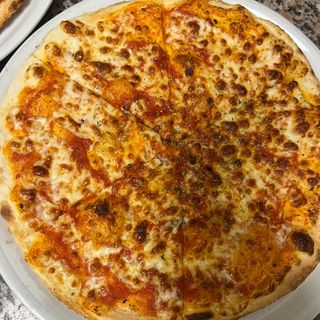 Menú 3: 2 pizzas medianas + ración de bravas o calamares o refresco grande