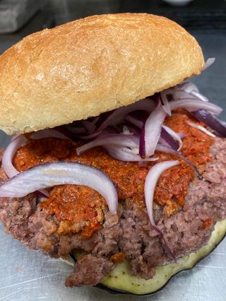 Hamburger calabrese -servito con patate dippers