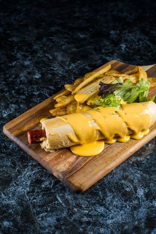 Hot Dog cu cartofi prăjiți (2buc)