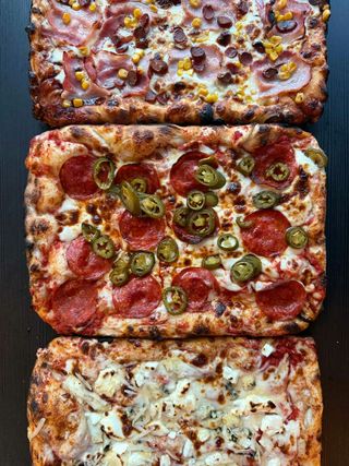 Pizza miesiąca prostokątna mięsna GRUBE CIACHO min 2os