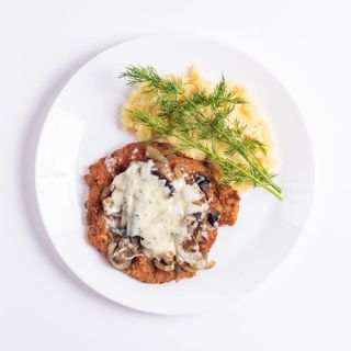 Schabowy z cebulą i pieczarkami