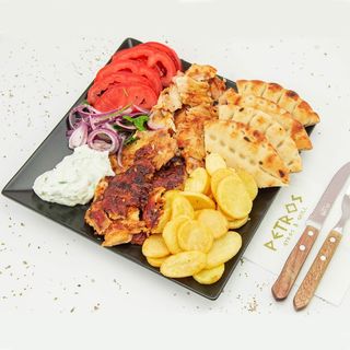 Pui cu bacon și cașcaval la farfurie 