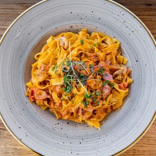 Pasta Fresca Con Salsa Toscana