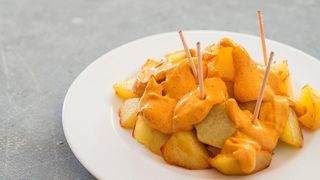 59.Patate bravas con salsa