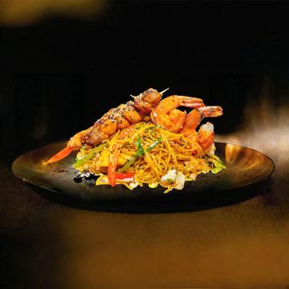 Яйчни спагети с шишчета от скариди и пилешко месо (400гр.)