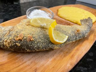 Păstrăv prăjit cu mămăliguța și usturoi