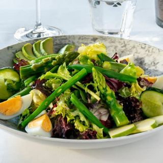 Ensalada de hojas verdes, aguacate, rabanitos, tomate temporada 