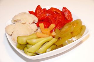  Salata de muraturi( gogosari sau castraveti)