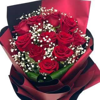 11 trandafiri în scară cu fl. miresei