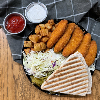 Pui crispy la farfurie cu cartofi prăjiți si salata