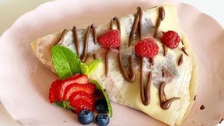 Naleśnik wegański z bitą śmietaną i owocami