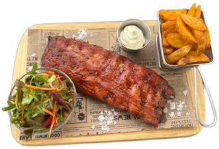 Scărița de porc cu sos barbeque și salată mix