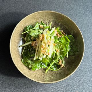 Ensalada de espinacas con quinoa, champiñones, manzana verde y nueces