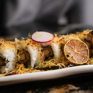 Uramaki zhaji (pollo fritto)