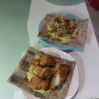 AREPAS DE CHICHARRON. DE LA CASA Y QUESO COSTENO