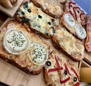 Focaccia de formatge de cabra amb ceba caramelitzada