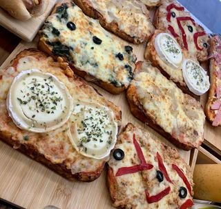 Focaccia de formatge de cabra amb ceba caramelitzada