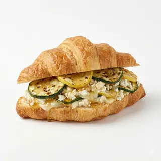 Croissant De Queso Tierno Con Calabacín Y Miel