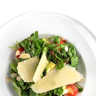 Салат Зелений мікс з томатами та пармезаном