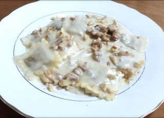 Cappelli gorgonzola con nata y nueces