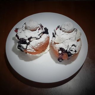 Papanasi cu smantana si dulceata 