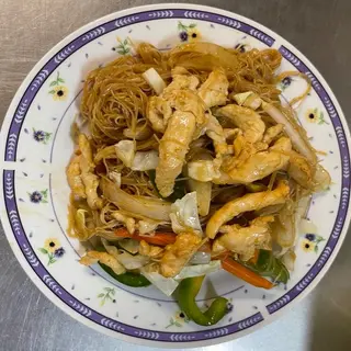 Fideo De Arroz Frito Con Pollo