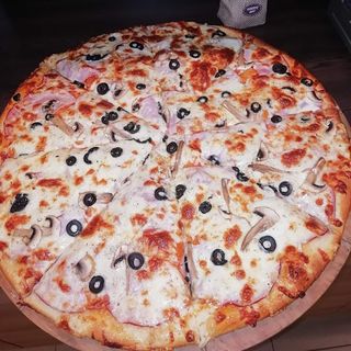 Фамилна пица с шунка