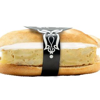 13. Tortilla de patatas y salsa alioli 