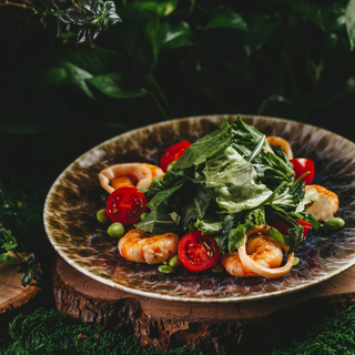 Салат с морепродуктами и соусом том-ям