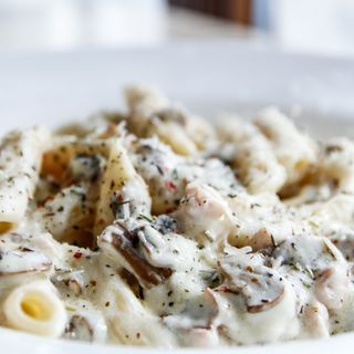 Paste cu ciuperci, bacon, sos alb