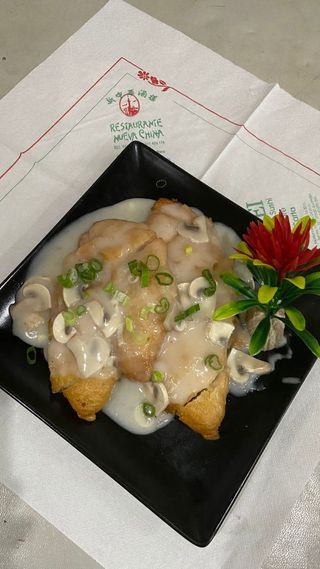 403. Pollo Con Champiñones En Salsa De Crema