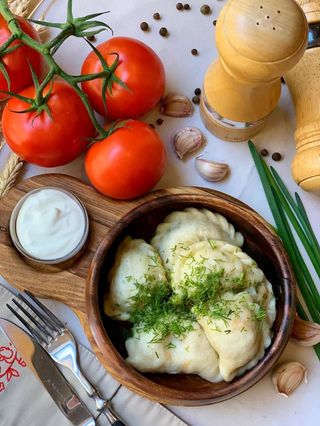 Фірмові вареники з сиром Сулугуні, помідором та зеленню (220/30г)