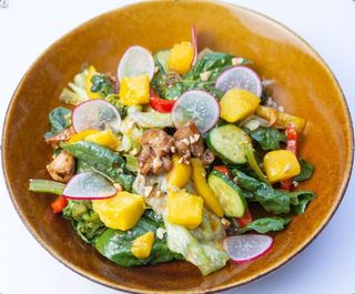 Салат с курицей в терияке и манго