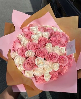 თეთრი და ვარდისფერი ვარდების თაიგული