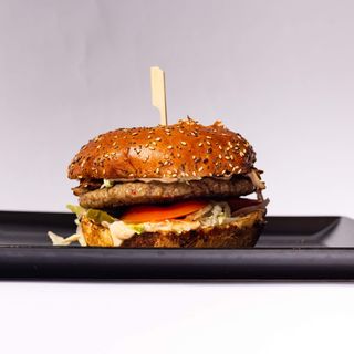 Carolina king burger + pomfrit + piće