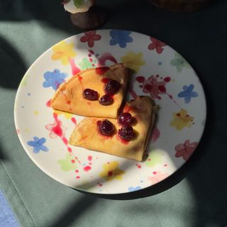 კრეპი კრემყველის პასტით და ალუბლის მურაბით