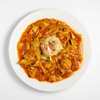 Tjestenina s tunom u umaku od rajčice