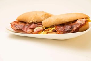 Bocadillo De Bacon Con Queso