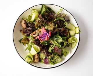 Теплий салат з курячої печінки та манго