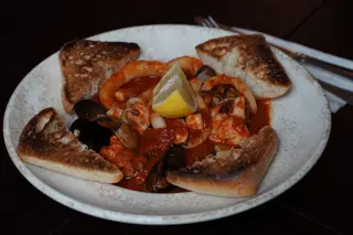 Cioppino - tocană de fructe de mare