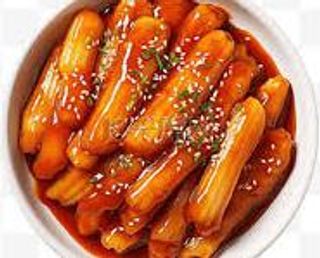 Tteok con salsa di fagioli neri