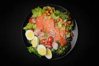 Салат "Цезар" з слабосоленим лососем (220г)