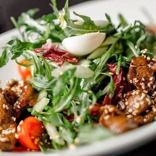 Теплый салат с кониной