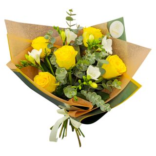 Buchet cu trandafiri galbeni si frezii 