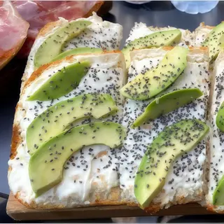 Crema De Queso, Aguacate Y Semillas Chía