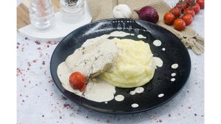 Piept de curcan sous vide,piure de telina si sos de nucsoara